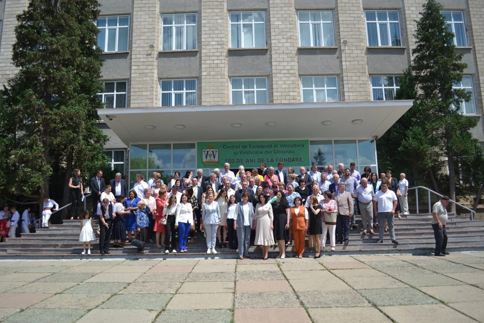Elevii și profesorii în fața clădirii centrului